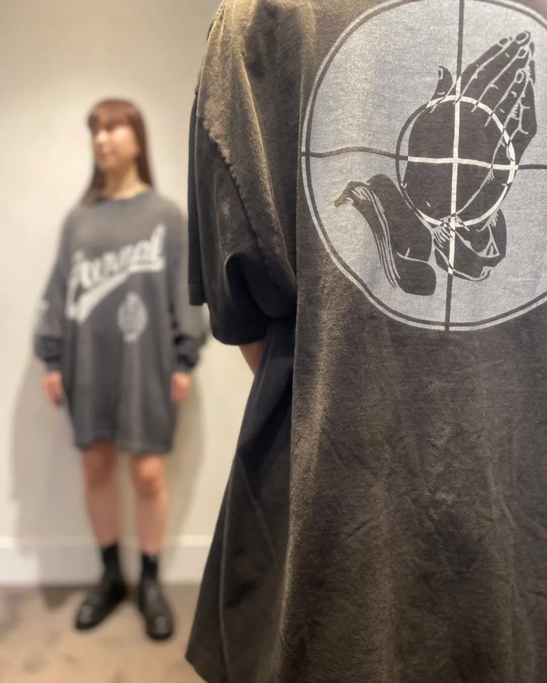 SAINT Mxxxxxx × FEAR OF GOD FG_LS TEE/SNT OF GOD/BLK FOG co-branded model SAINT OF GOD/ETERNAL prayer sight long sleeves, washed black S-XL, this season's major co-branded model, FOG manager JERRY personally carries the goods. The SAINT OF GOD series collaboration has gained quite a lot of buzz. Customized original co-branded SAINT OF GOD main label/washed label. Top-notch printing technology. Using silver sand and cracked pulp on the front and rear panels and heavy washing water to create a natural washed effect of printing, deep restoration